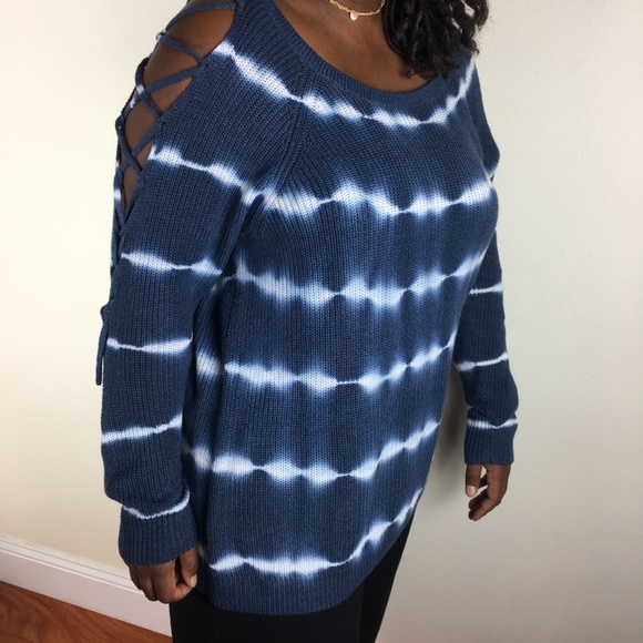 **SOLD** TORRID Cut-Out Cold Shoulder - Picture 5 of 8